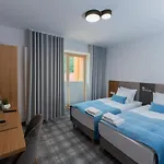 Pod Kolejką 3*