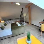 Pod Kolejką 3*